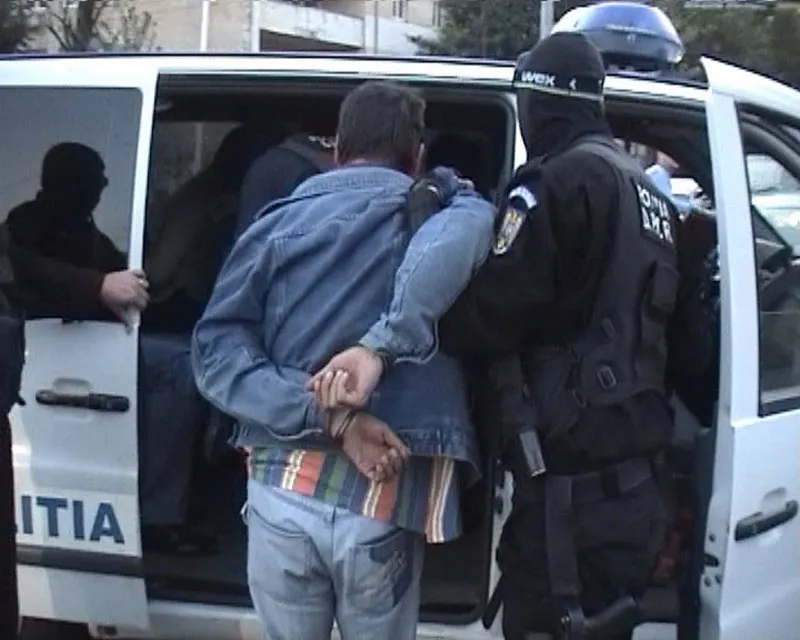 Amator de GPS-uri din maşinile altora, prins de poliţie