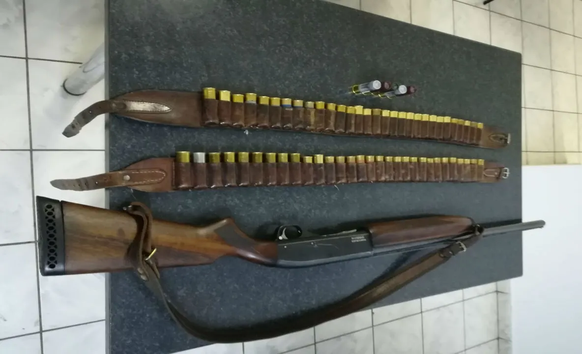 Trei arme deținute fără drept, depistate în aceeași zi la trei pensionari