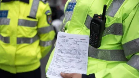 Poliţiştii au dat peste 300 de amenzi în mai puţin de două ore