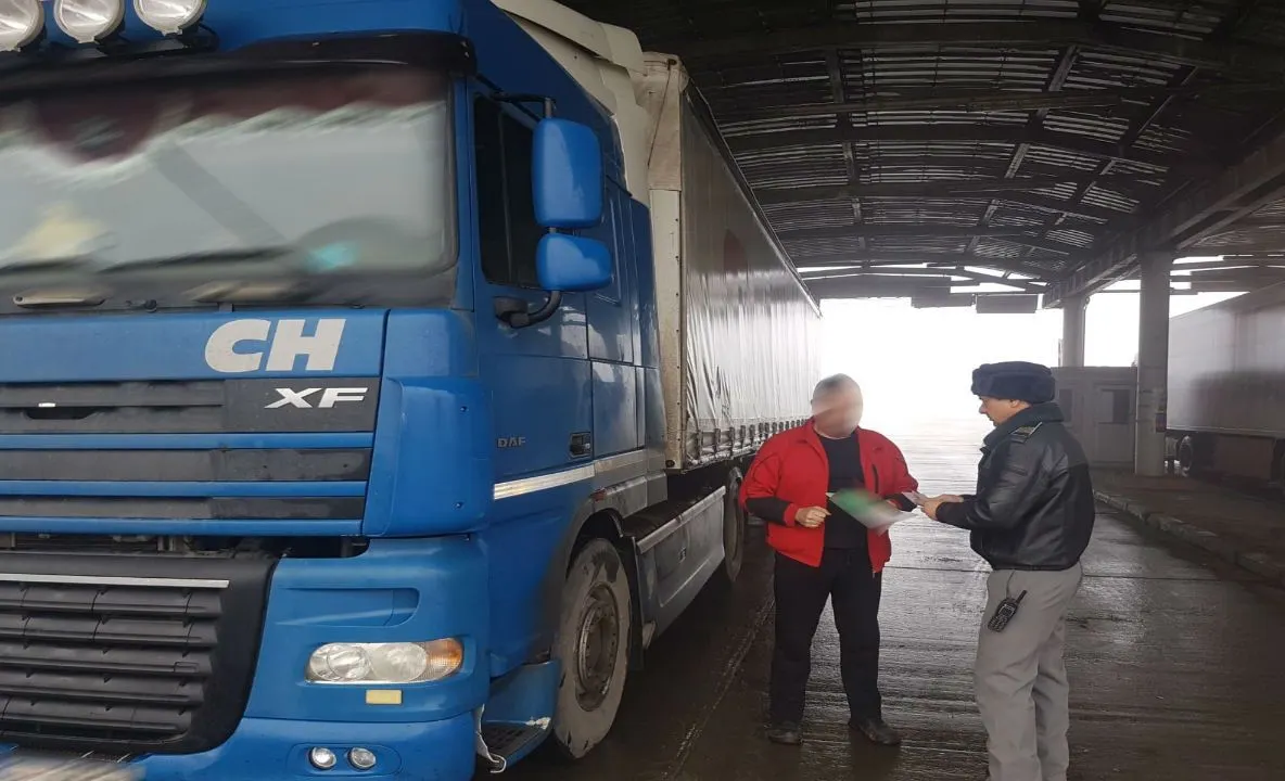Șofer de TIR prins la frontieră cu documente profesionale false