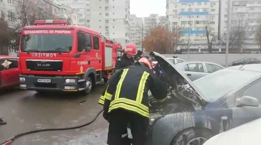 O maşină a luat foc în parcarea unui supermarket din Micro 17