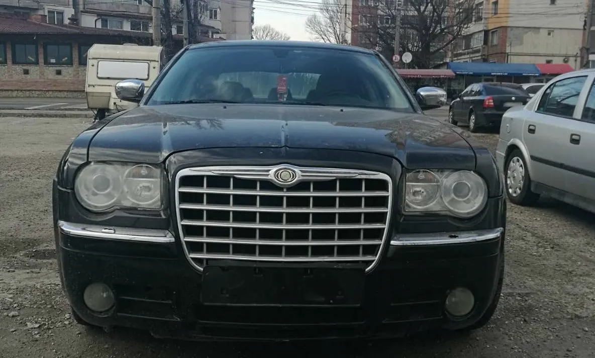Autoturism depistat în trafic cu un autocolant ITP fals