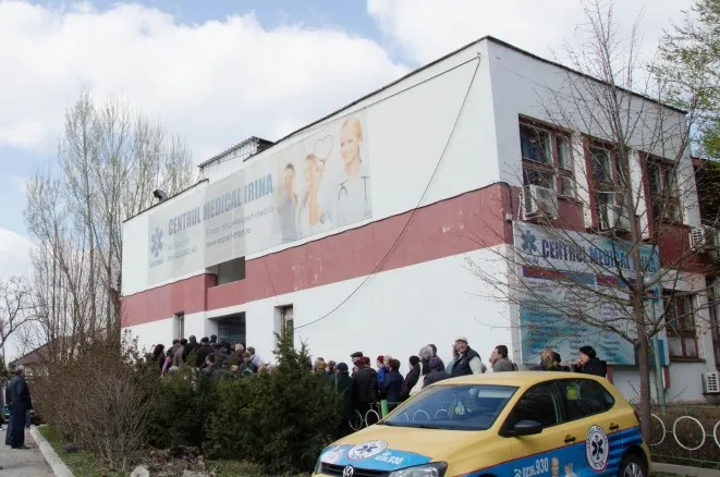 Înghesuială la o clinică privată pentru programări la analize gratuite