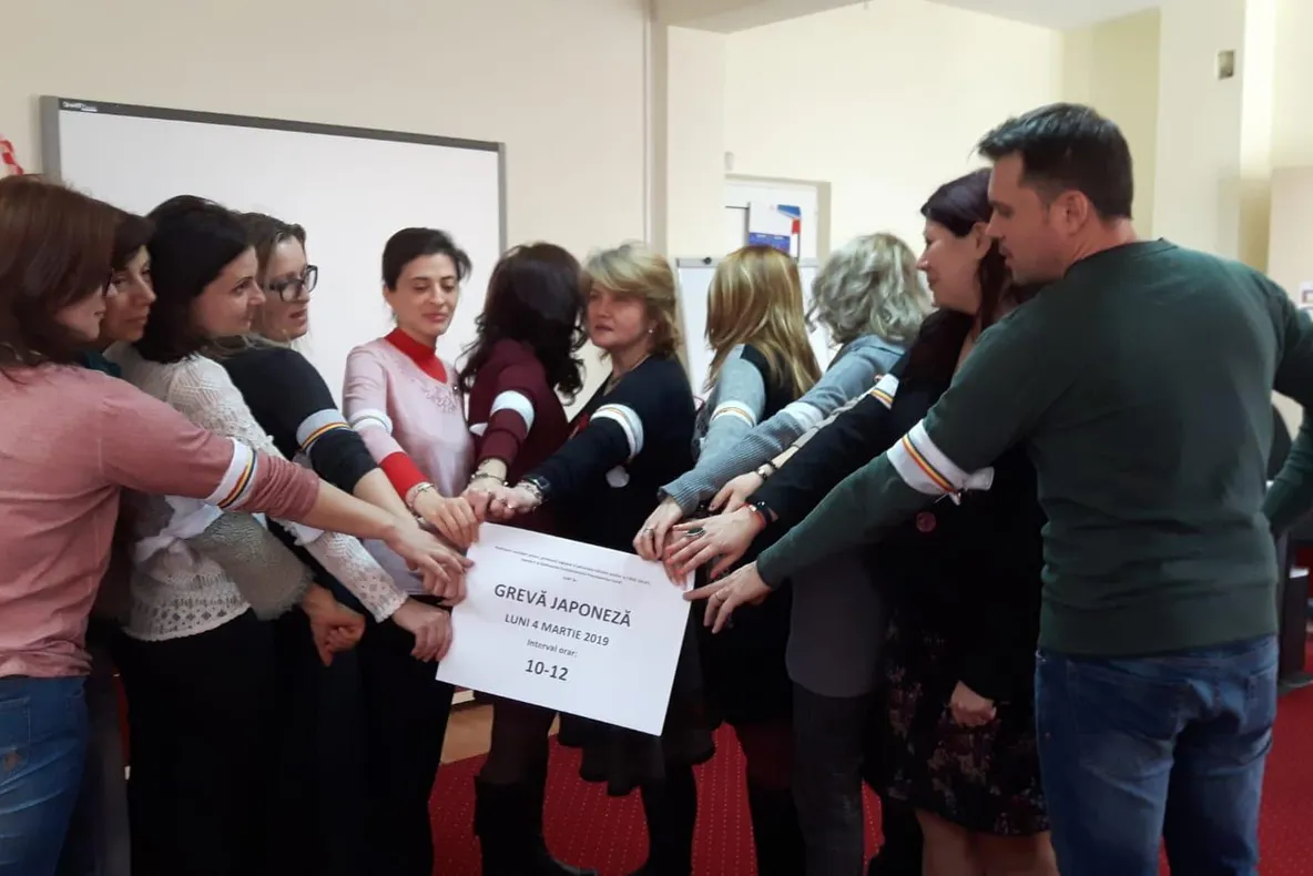 Angajaţi din sistemul de asistenţă educaţională din Galați protestează