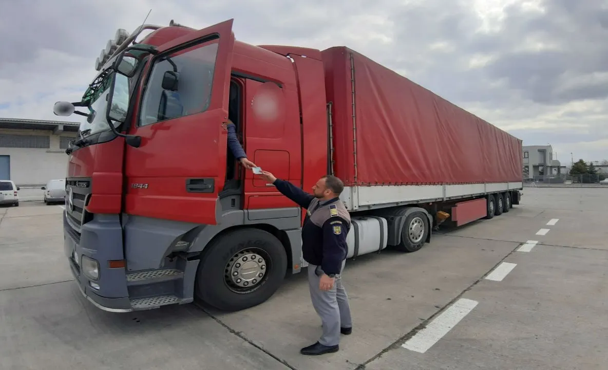 La 18 ani, prins la volanul unui TIR, fără permis de conducere