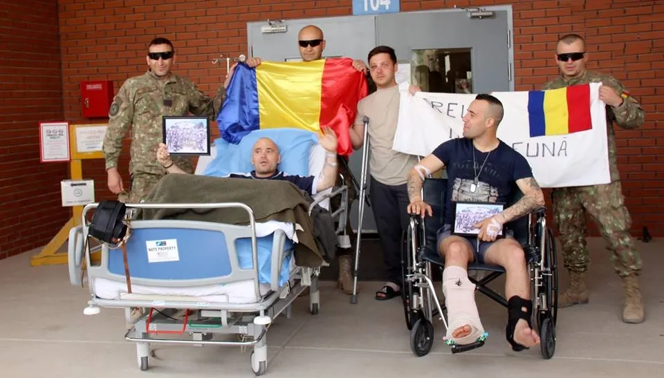 Doi dintre militarii răniți în Afganistan au fost transferaţi la București