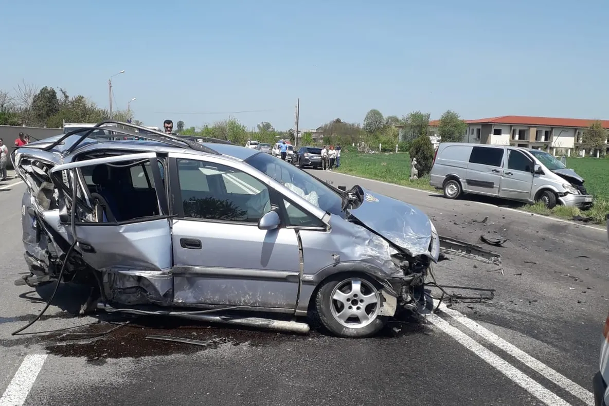 Un şofer din Galaţi a murit după ce a doborât doi stâlpi de iluminat public