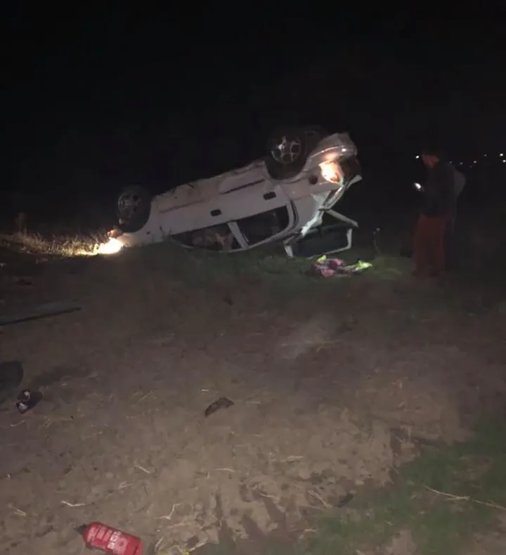 Maşină răsturnată pe un drum de pietriş din cauza vitezei