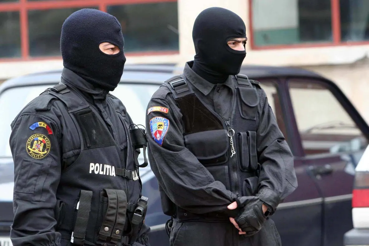 Bărbat împuşcat de poliţişti, după ce i-a atacat cu pietre şi cu o şurubelniţă