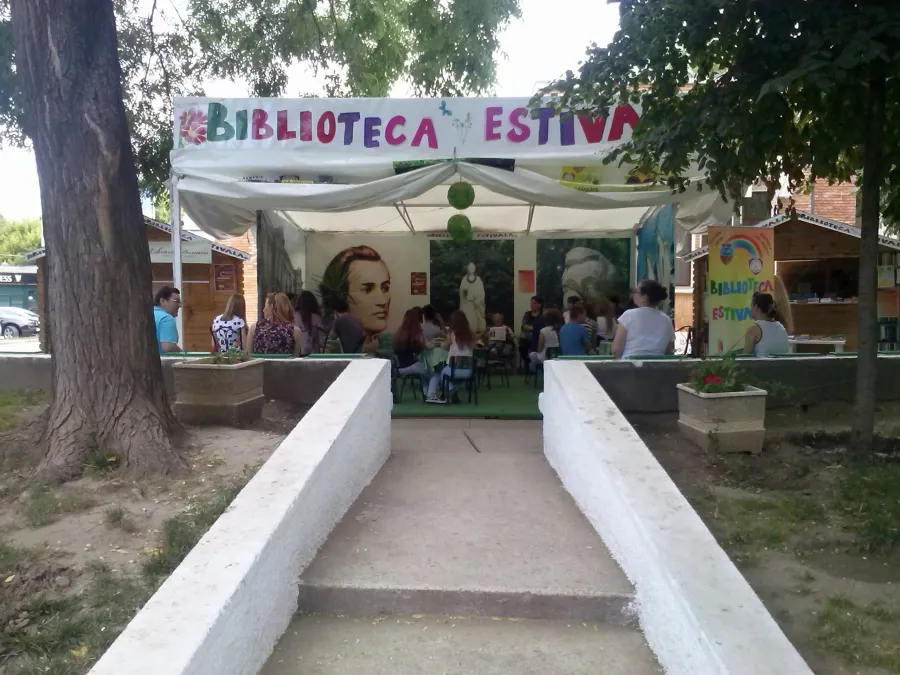 Biblioteca Estivală, deschisă, de luni, în Grădina Publică