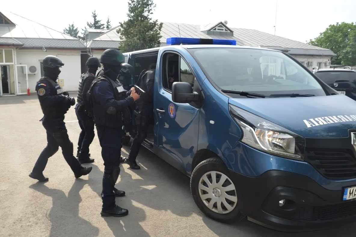 Jandarmii din Tecuci s-au apărat cu armele în faţa unui atac cu toporul