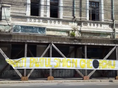 Un banner scris de mână cere salvarea Palatului "Simion Gheorghiu"