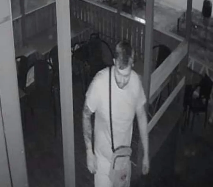 Un hoţ şi-a văzut fotografia pe facebook şi a decis să se predea