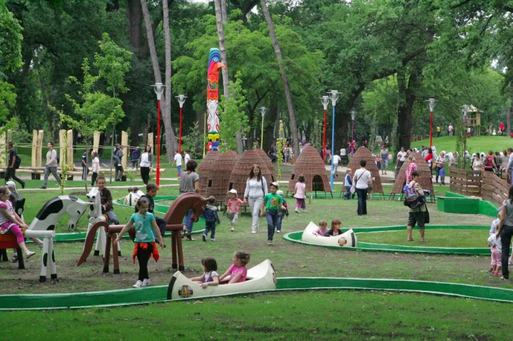 Părinți amendați după ce le-au dispărut copiii din parc