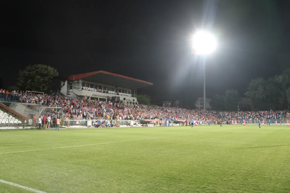 Azi, pe stadionul Oţelul se aprinde nocturna pentru derbiul oraşului
