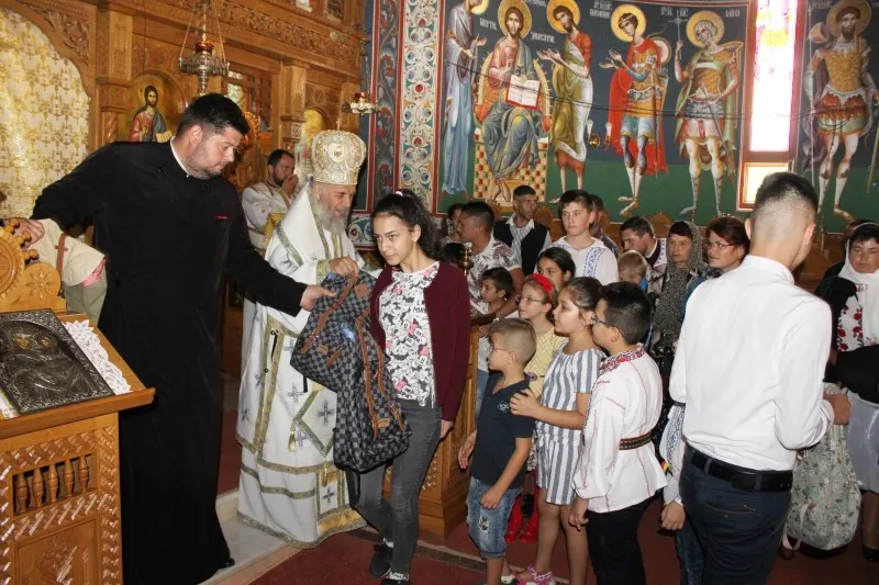 4.000 de ghiozdane donate copiilor de Arhiepiscopia Dunării de Jos