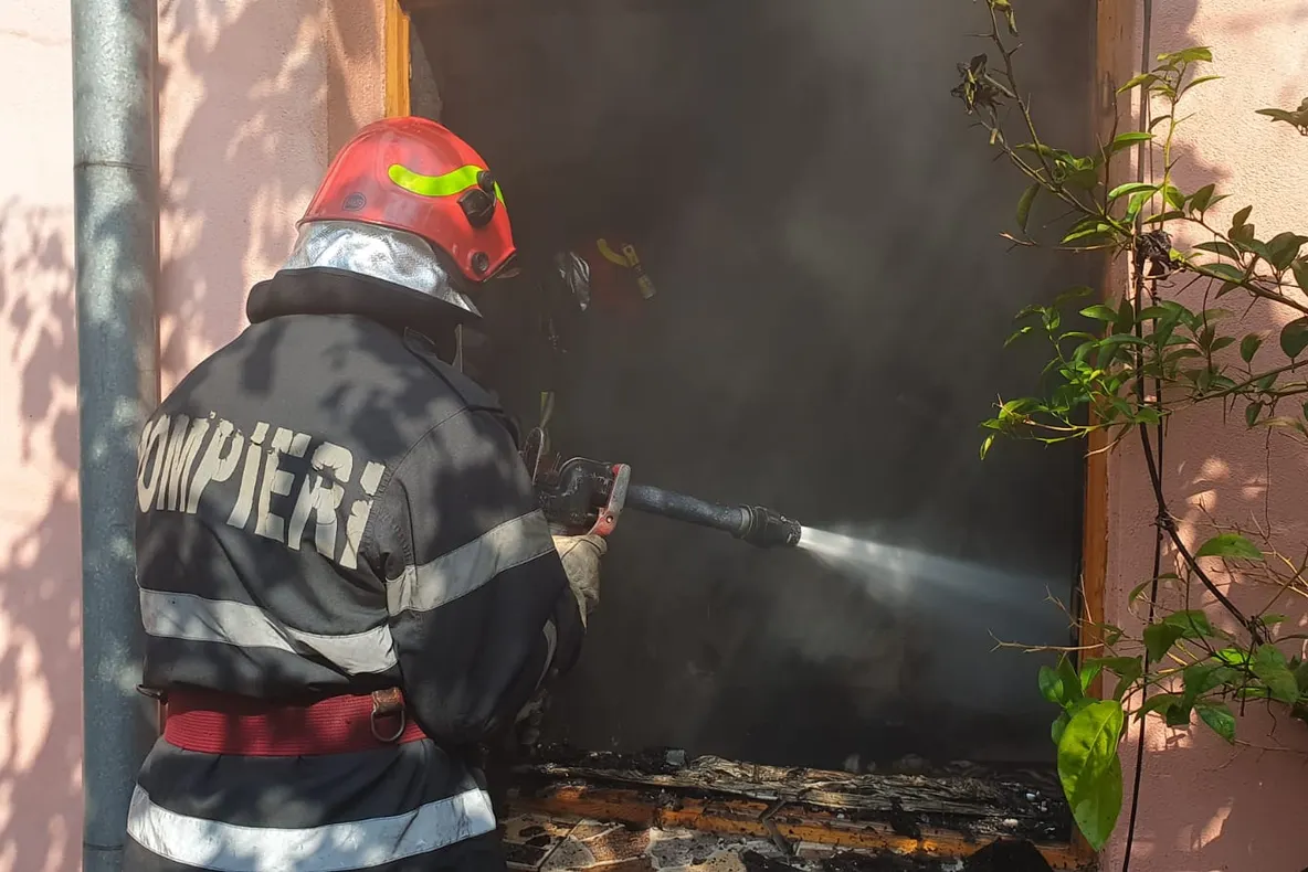 De la un prelungitor defect era să ardă o casă întreagă