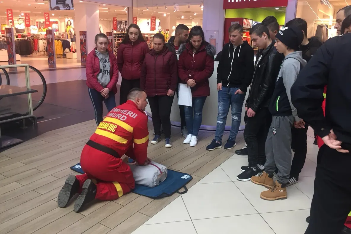 Cursuri publice de prim ajutor și resuscitare, predate la mall