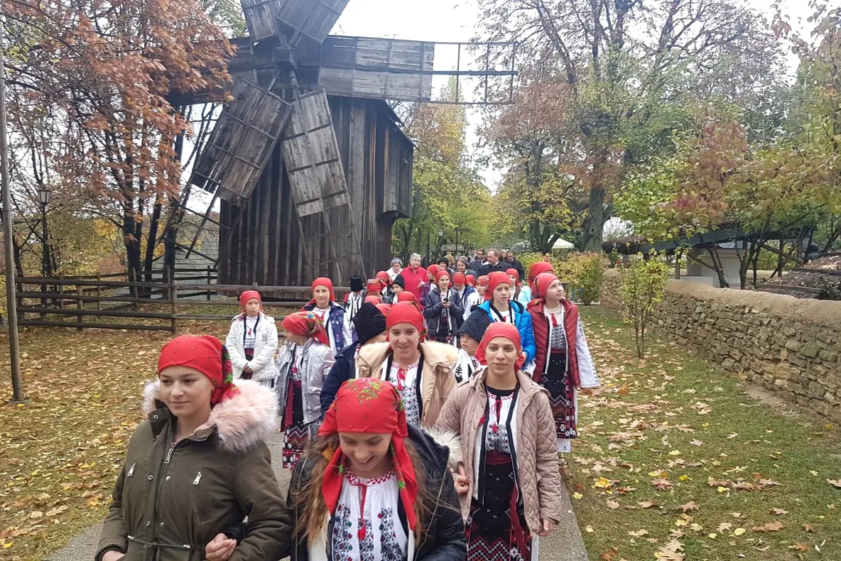 Membrii Ansamblului Folcloric "Rădeşteanca", în vizită la Bucureşti
