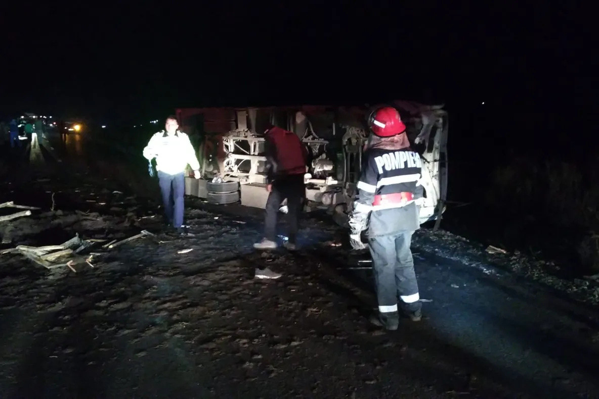 UPDATE: Un căruţaş a ajuns sub o autoutilitară, într-un accident de circulaţie