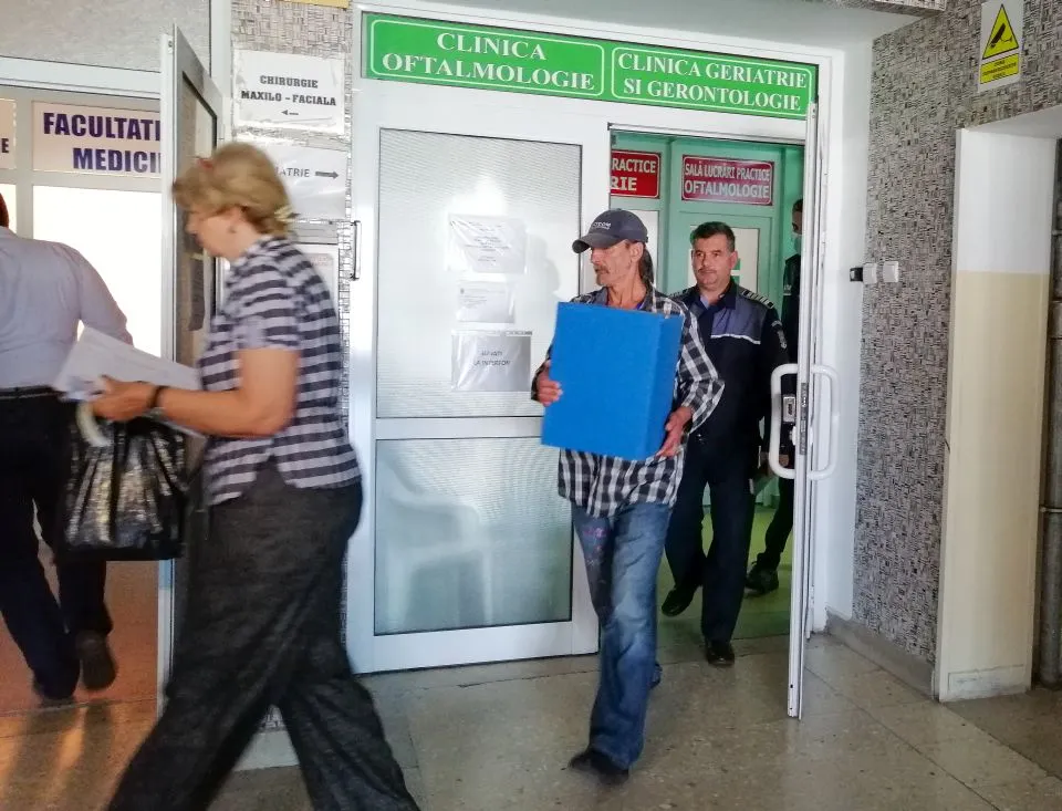 Câteva sute de pacienţi au votat în Spitalul de Urgenţă, în urna mobilă