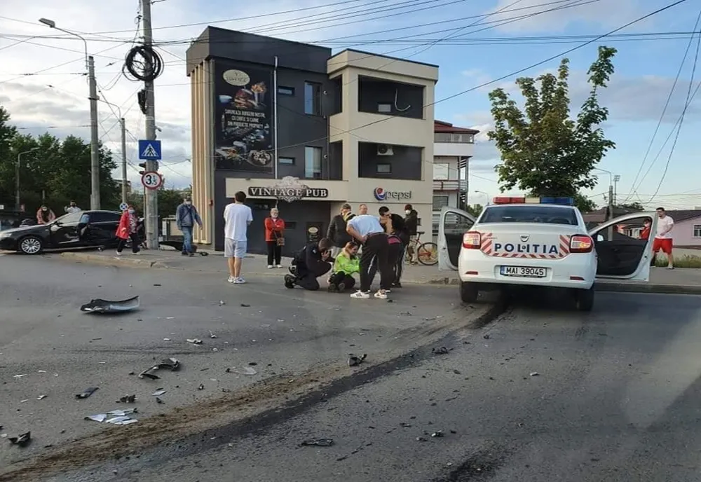 Accident cu o mașină de poliție într-o intersecție circulată
