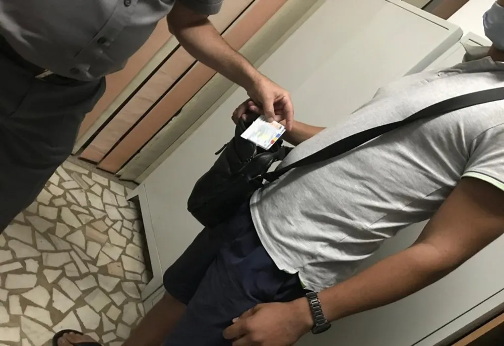 Carte de identitate falsă descoperită asupra unui moldovean