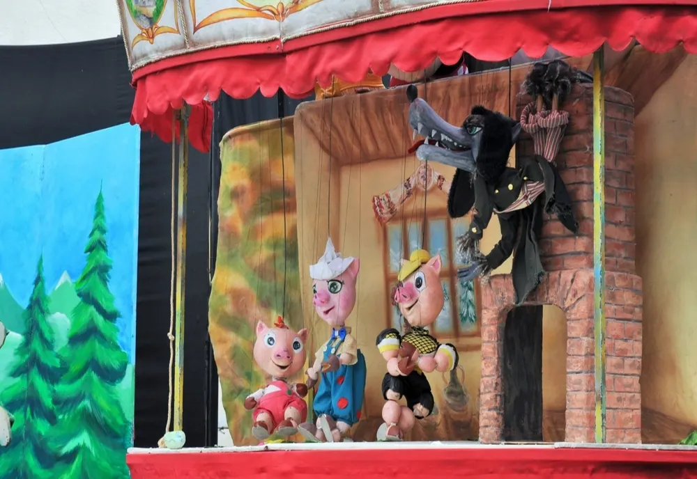 „Cei Trei Purceluși” se joacă la Teatrul de Păpuși „Gulliver”