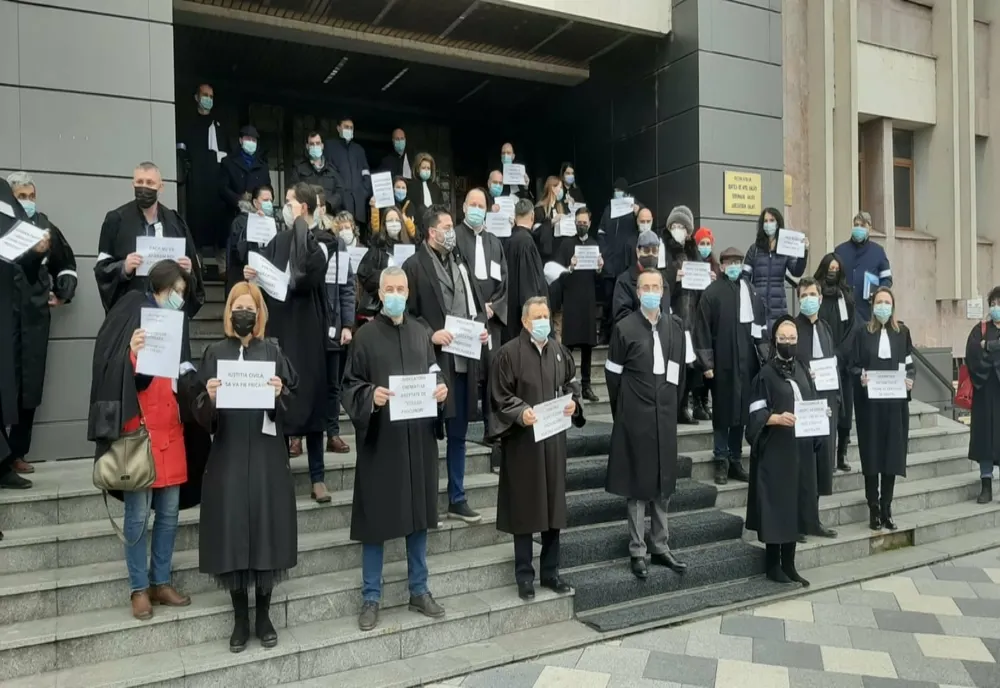 Avocatii Baroului Galati au protestat pe treptele Palatului Justitiei