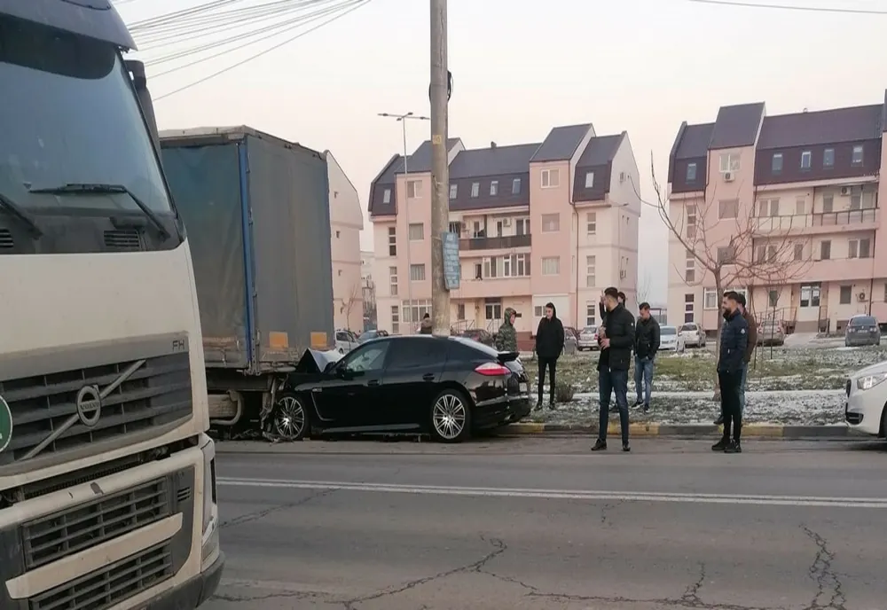 Un Porsche Panamera s-a oprit în spatele unui TIR 