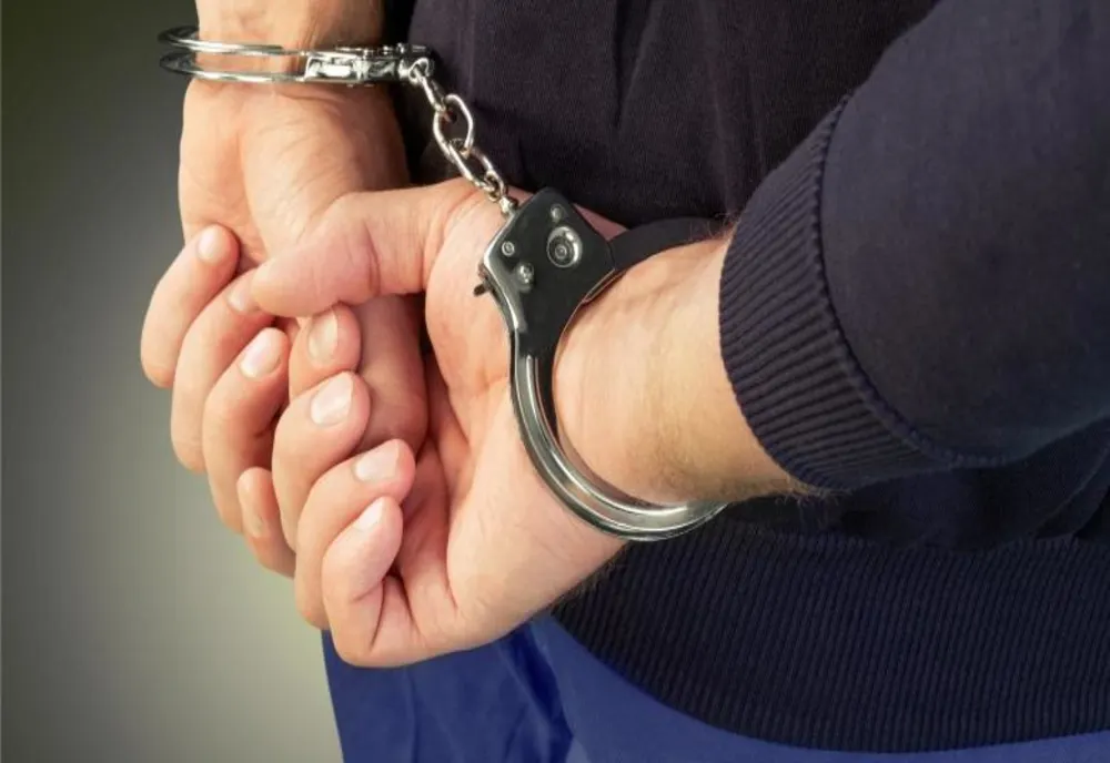A ajuns în arest preventiv după ce și-a amenințat soția și doi vecini