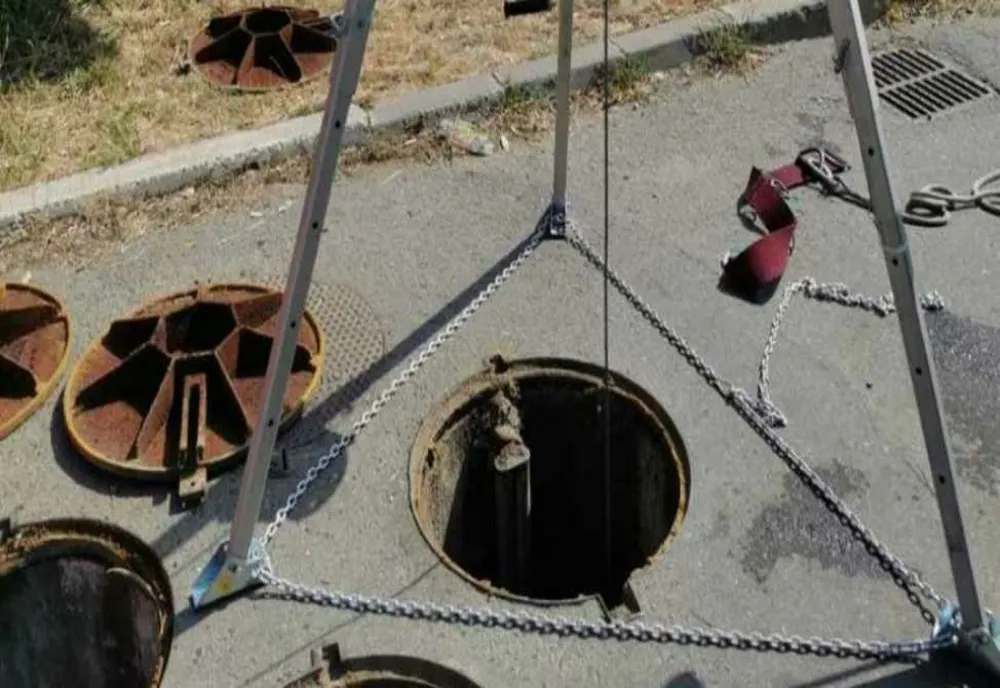 Doi muncitori de la Apă Canal care interveneau într-un canal tehnic au fost găsiţi inconştienţi