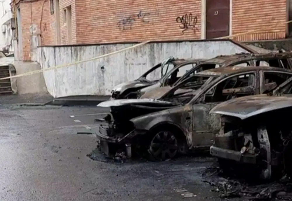 Un ofițer de jandarmerie ar fi incendiatorul celor 9 mașini din cartierul Mazepa 