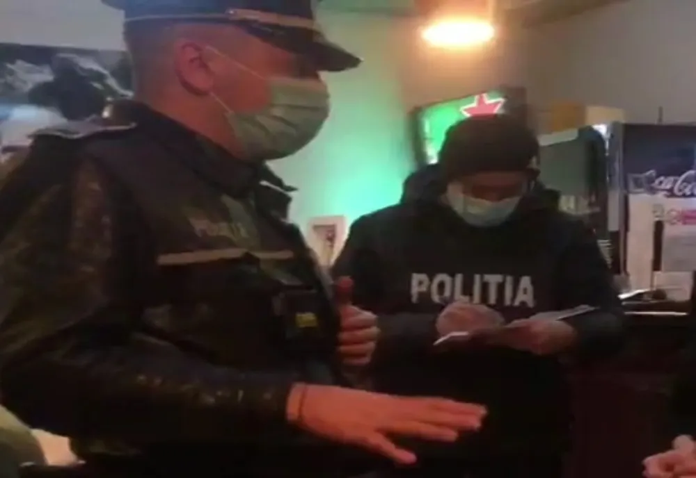 Un bărbat aflat în incinta unei săli de jocuri de noroc a prezentat un certificat vered fals