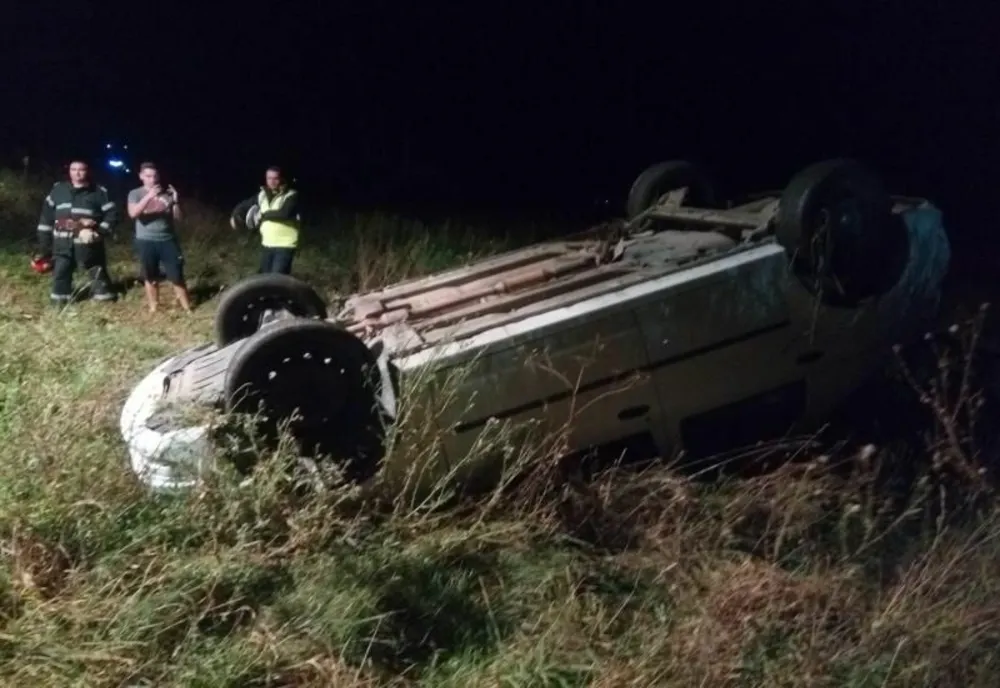 A fugit după ce s-a răsturnat cu mașina pe câmp, iar unul dintre pasageri a decedat