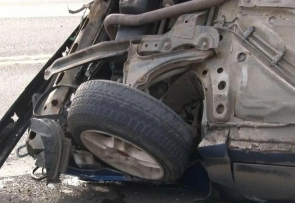 S-a răsturnat cu mașina în afara părții carosabile, pe câmp