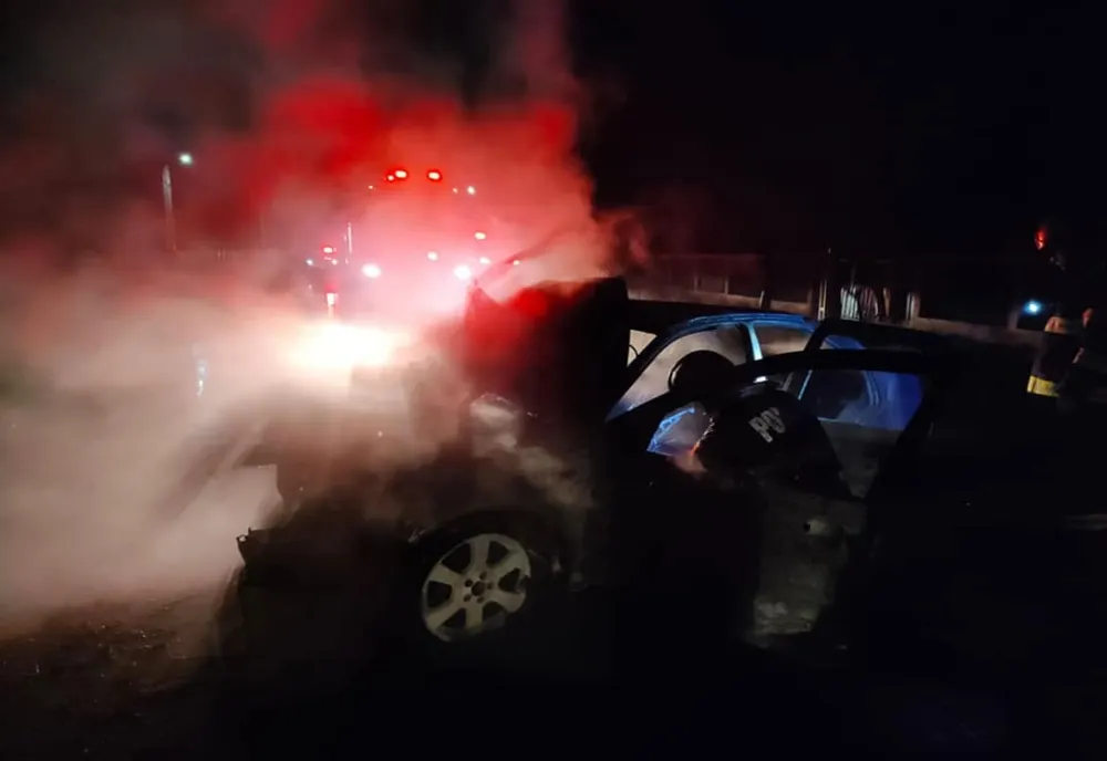 O șoferiță de 21 de ani aflată sub influența alcoolului a intrat cu mașina în copac, iar autoturismul s-a autoaprins