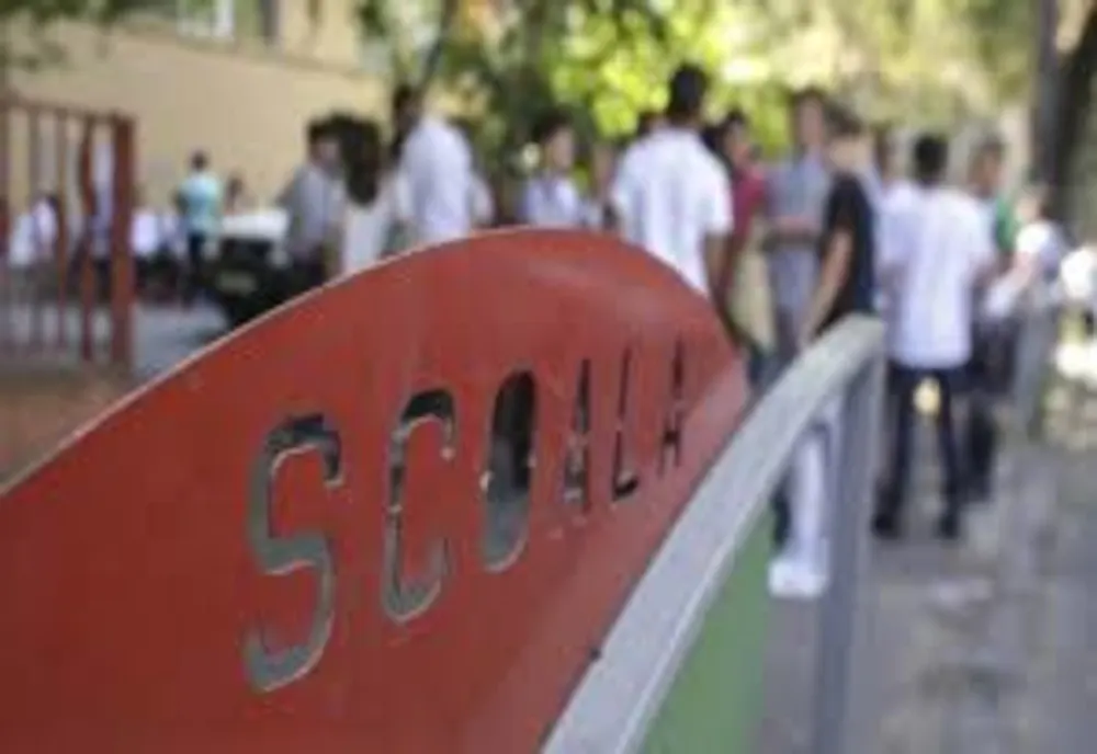Bursele sociale ale elevilor, tăiate în vacanță. Ce pregătește Ministerul Educației