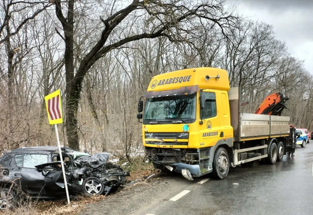 FOTO Accident mortal în județul Tulcea. Impact frontal între o mașină și un autocamion