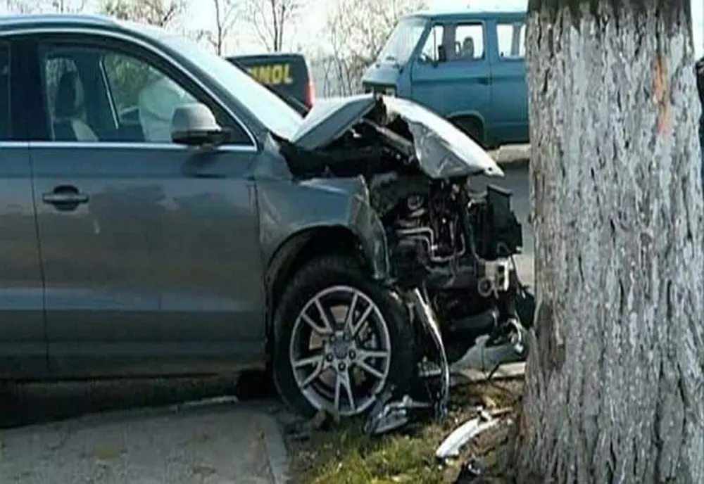 Un șofer de 18 ani a pierdut controlul volanului și s-a oprit într-un copac