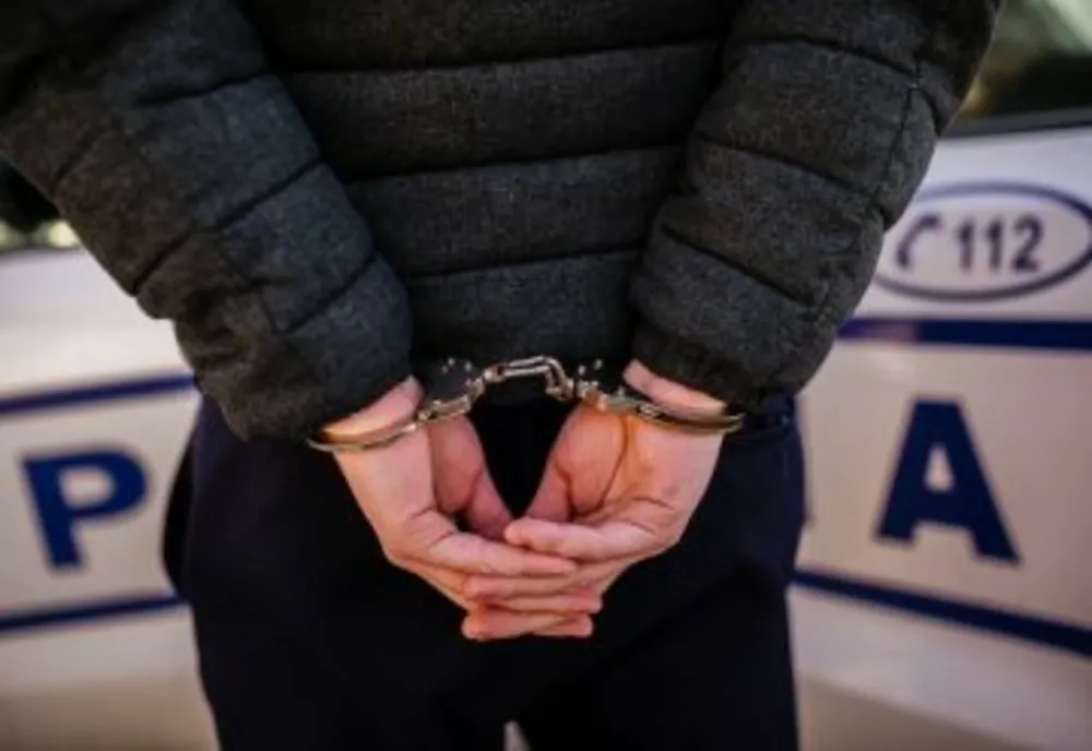 Arestat preventiv după ce a fost surprins în flagrant delict furând materiale de construcții din incinta unei anexe a dispensarului comunal Grivița