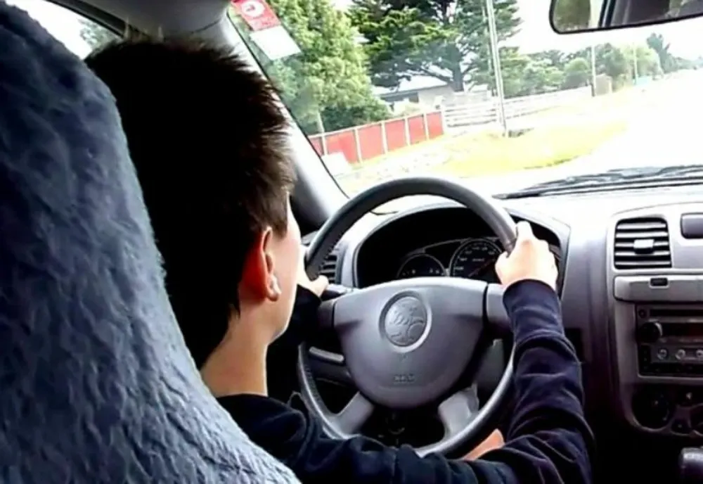 Copil de 13 ani lăsat la volan de mama sa