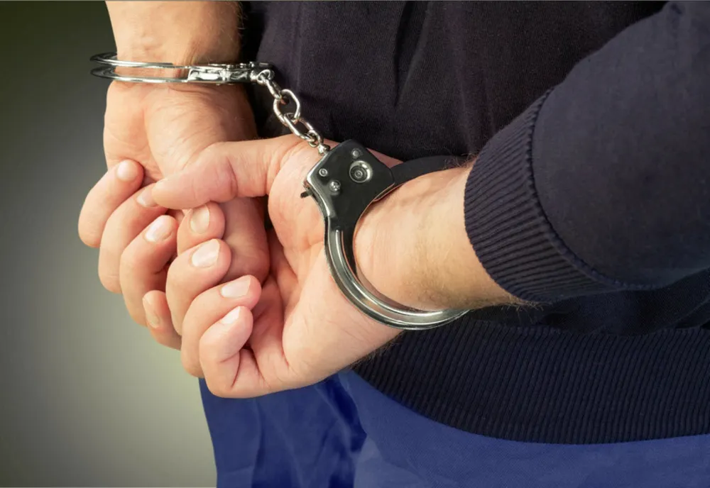 Reținut pentru hărțuire, amenințare și încălcarea ordinului de protecție