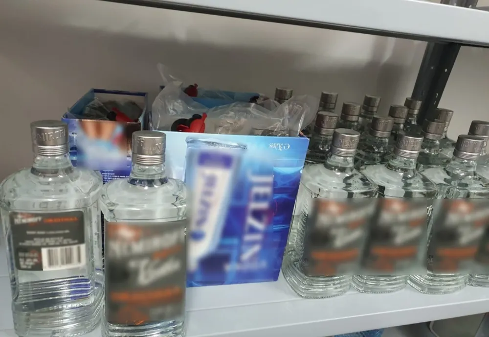 Sticle cu alcool ascunse în bagaje