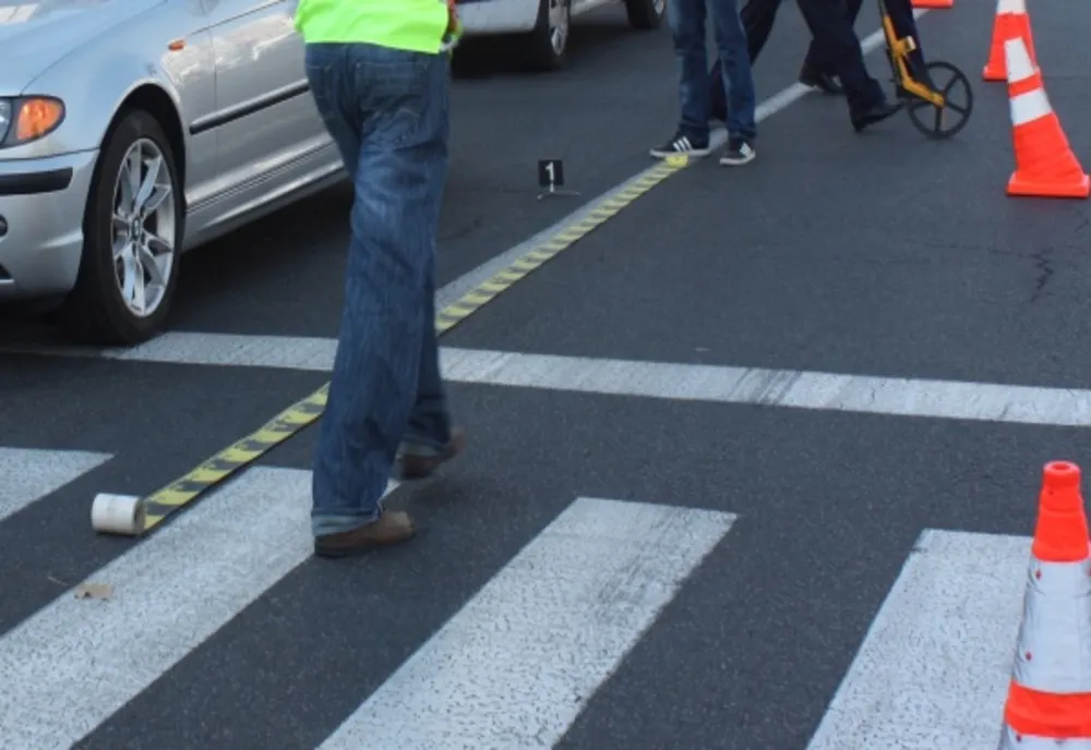 Femeie acroșată pe marcajul pietonal de un autoturism care mai lovise și o mașină oprită să acorde prioritate