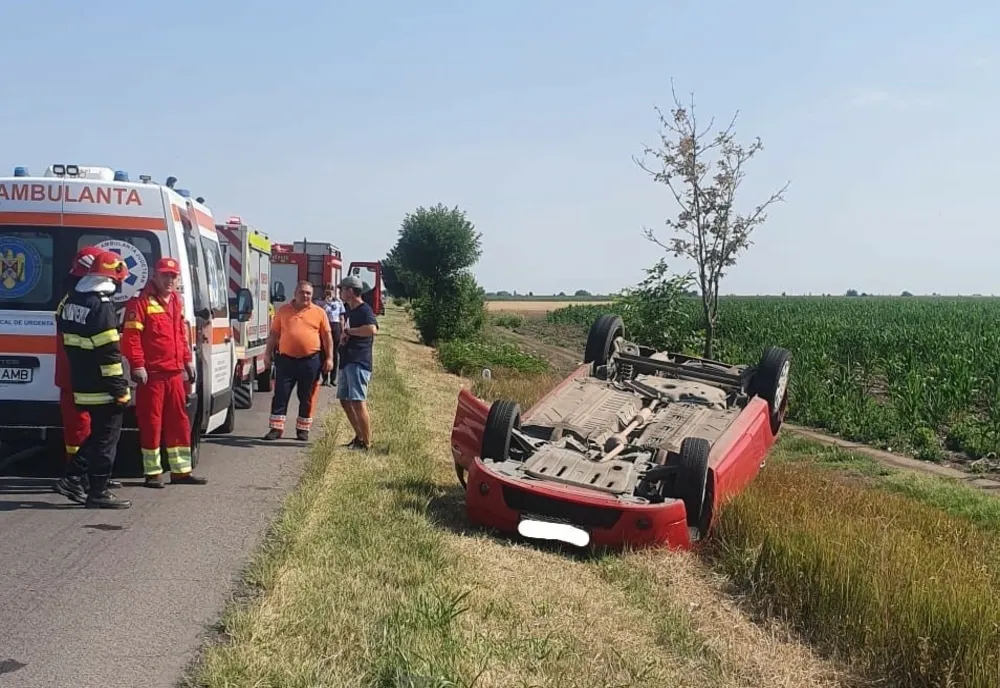 S-a tamponat cu un alt autoturism și s-a răsturnat în afara părții carosabile