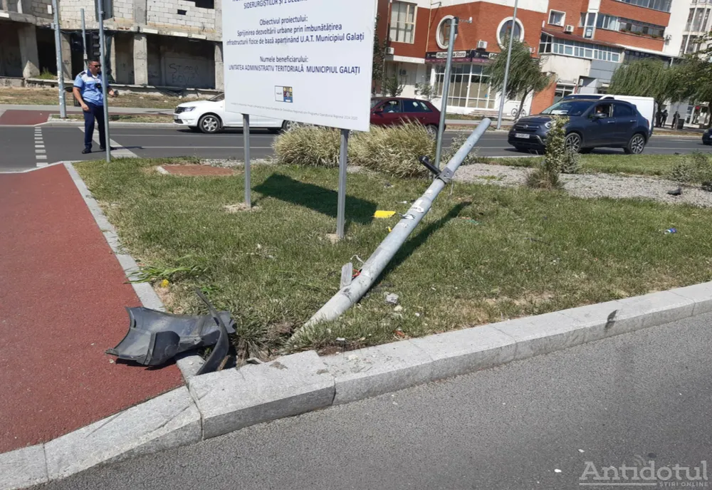 Un șofer băut a dărâmat stâlpul de la semafor când a vrut să vireze la dreapta