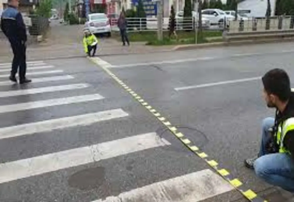Doi pietoni acroșați de un autorurism în timp ce traversau strada pe culoarea verde a semaforului