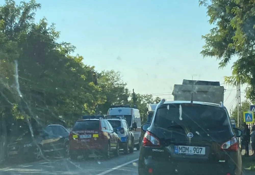 O manevră greșită și a lovit un motociclist care circula regulamentar