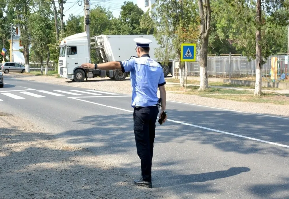 Nu a oprit la semnalele polițiștilor și a fost oprit cu focuri de armă